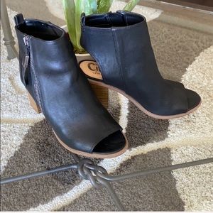 2/$25 🛍 Ankle Boots